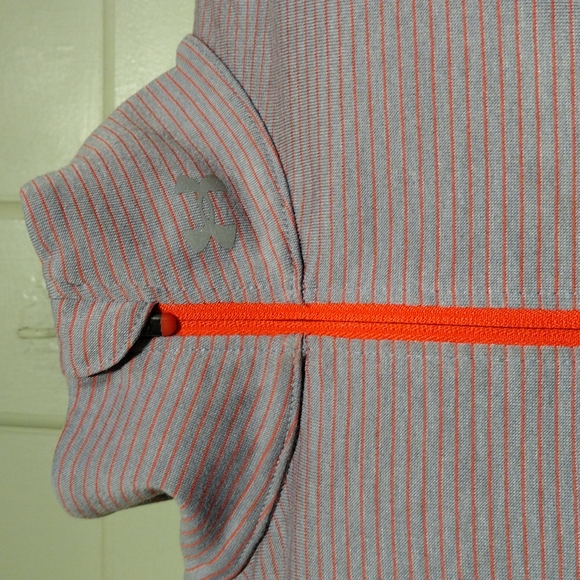 Women's Under Armour Run light grey and red striped lightweight long sleeve Sm - Picture 1 of 7